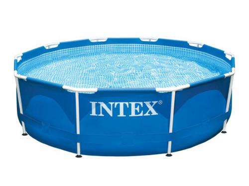 Заполнение чаши бассейна водой.