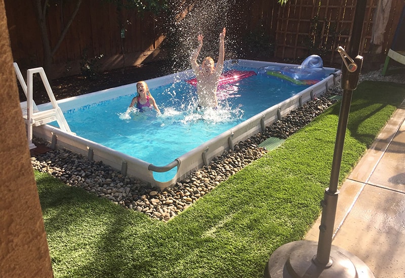 Бассейн, укомплектованный лестницей для удобного спуска