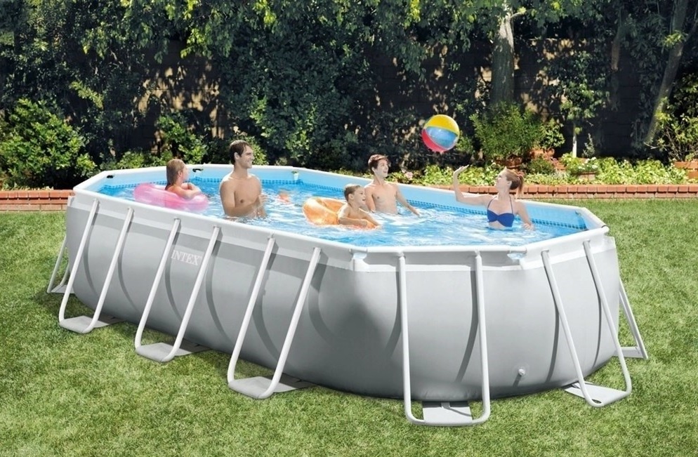 Установка бассейна на участке.